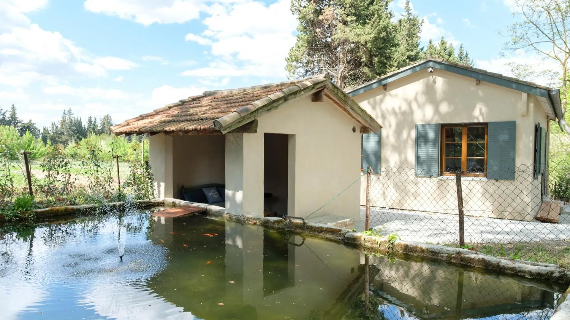 Mas Neuf De Romanin : Mas Provencal Familial Saint-Remy-de-Provence