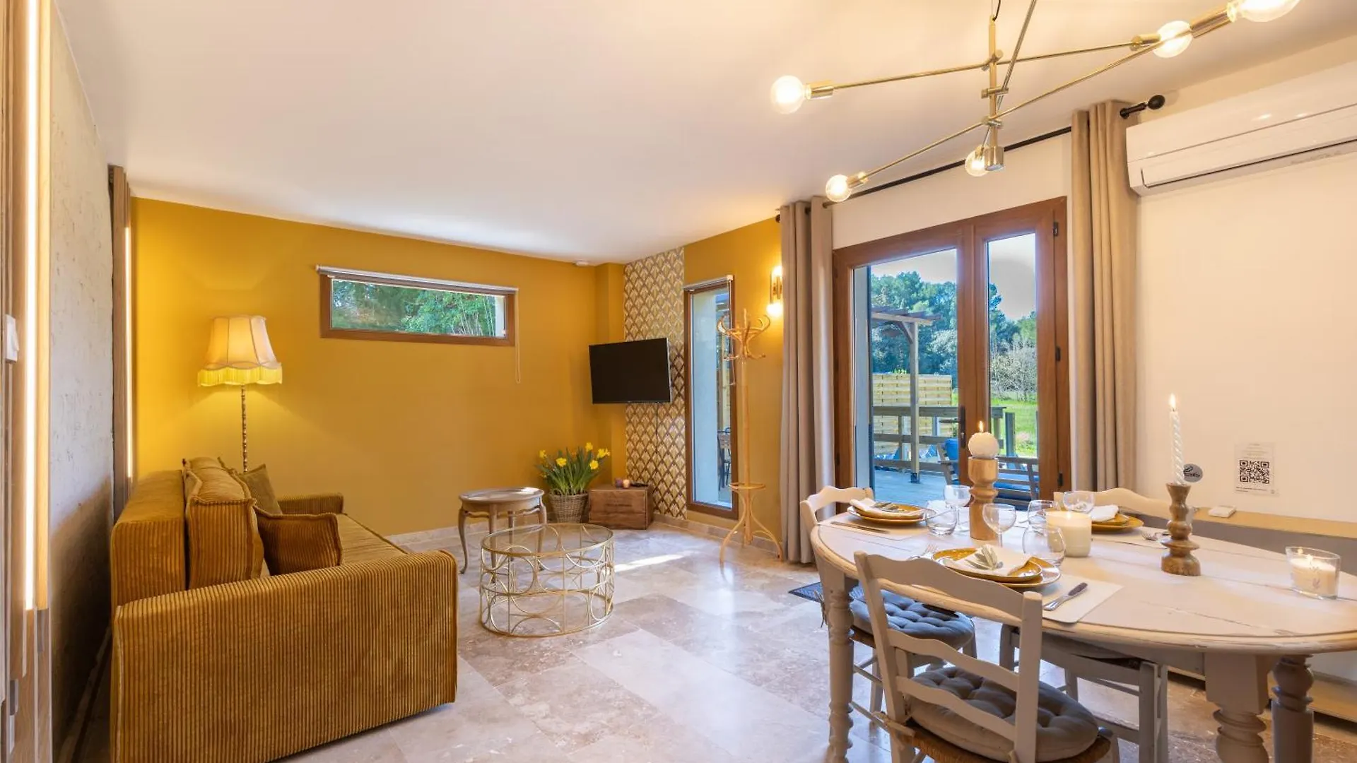 Mas Neuf De Romanin : Mas Provencal Familial Saint-Remy-de-Provence 0*,  France