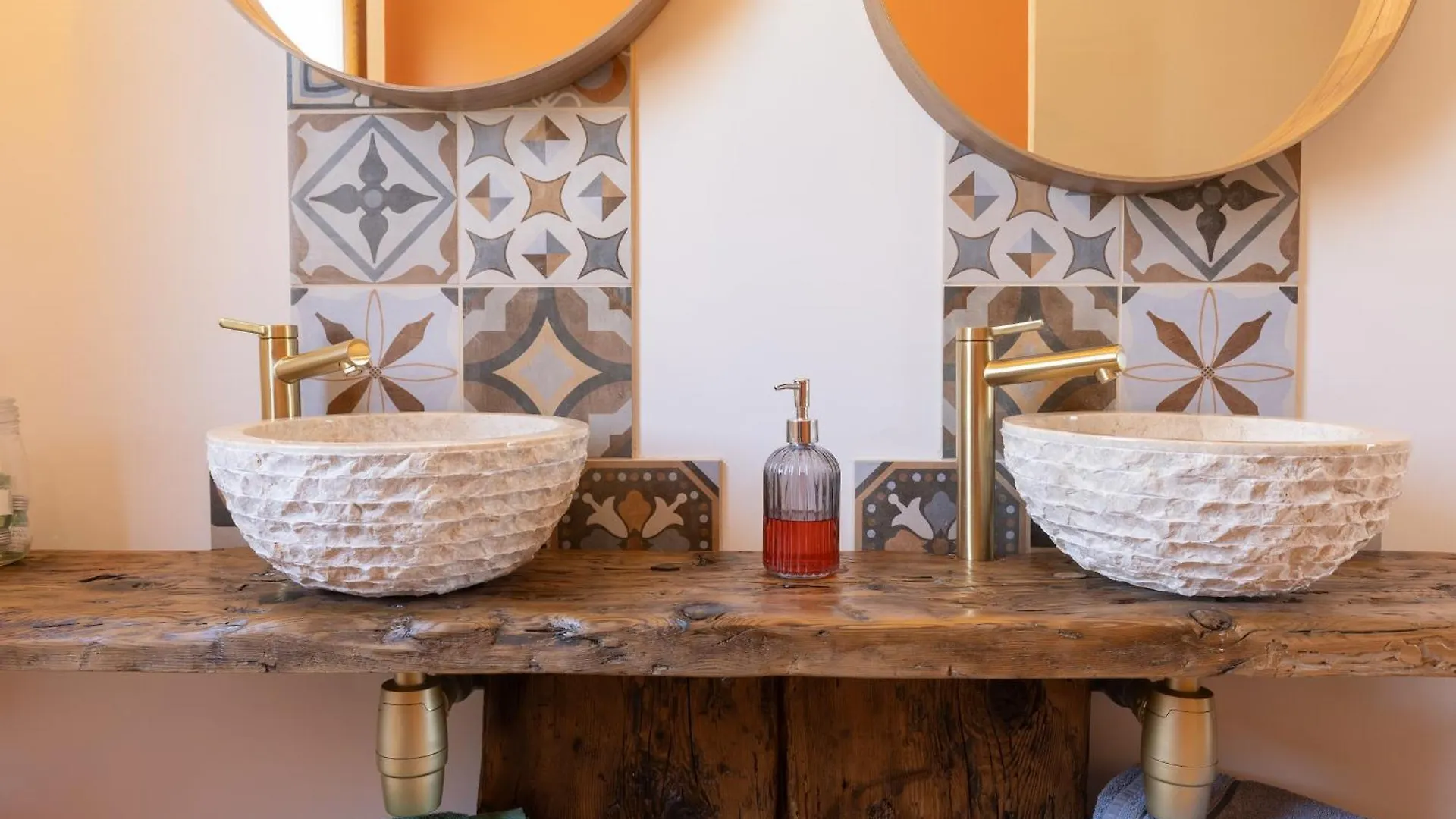 Mas Neuf De Romanin : Mas Provencal Familial Saint-Remy-de-Provence